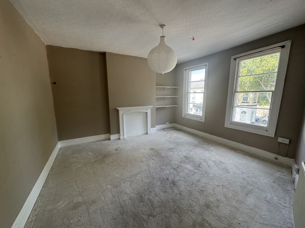 Lot: 117 - COMMERCIAL PROPERTY FOR INVESTMENT OR OCCUPATION IN POPULAR LOCATION - First floor room one